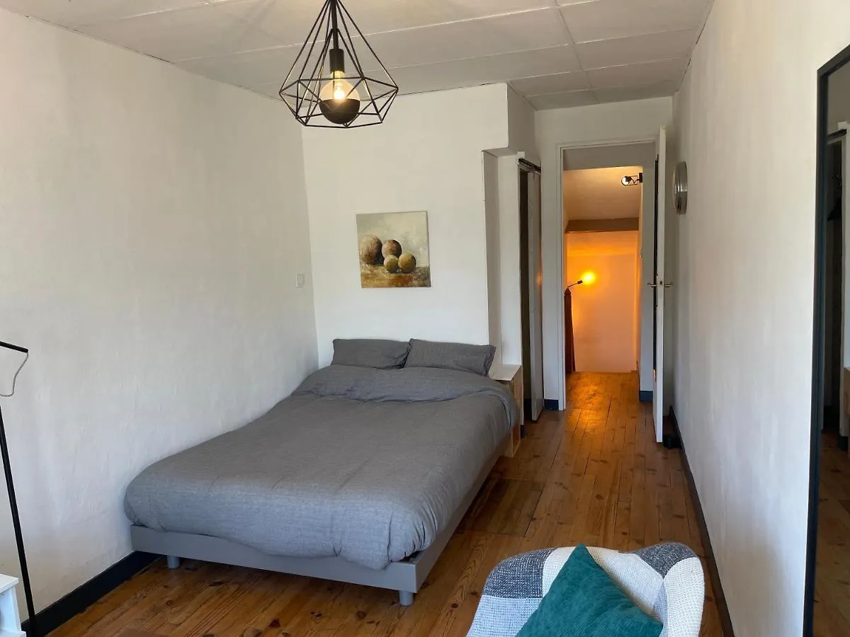 Studio 42M2 Centre-Bourg Saint-Hernin 0*,  France
